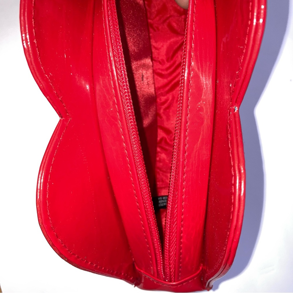 Moschino red lips shaped pouch - Picture 4 of 10